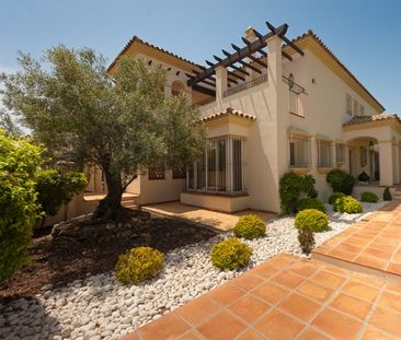 Villa for rent in Bahía de Marbella - Photo 1