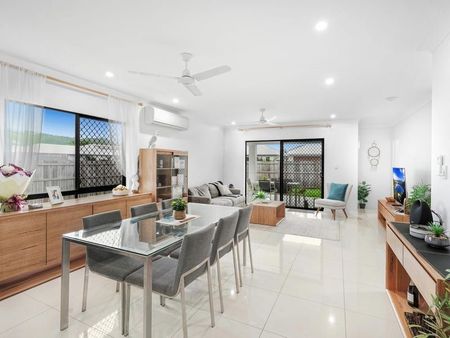 SPACE, STYLE AND PRIVACY - GORGEOUS FAMILY HOME! - Photo 3