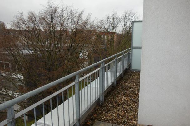 EXKLUSIV RENOVIERTE DACHTERRASSENWHG. PARKETT WANNENBAD EINBAUKÜCHE MÖGL. TG-STELLPLATZ 4.OG/AUFZUG - Foto 1