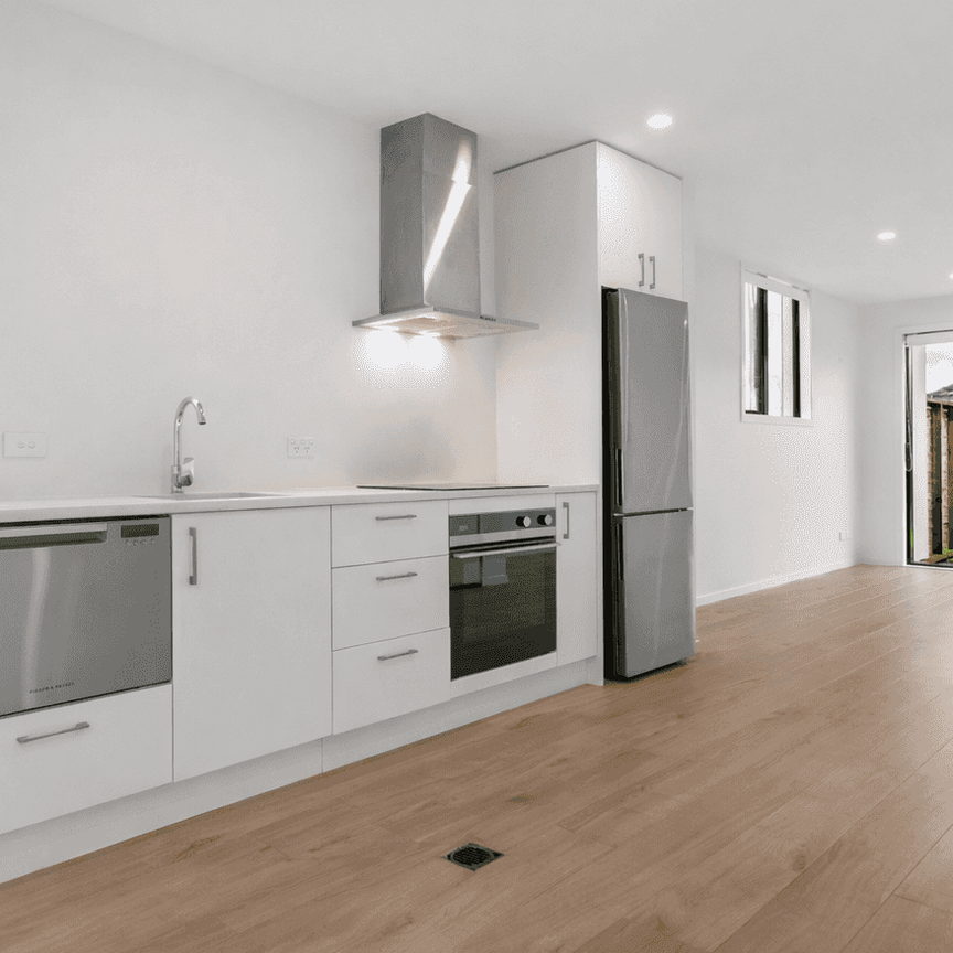 Modern 2 bed 2 bath ensuite with parking - Photo 1