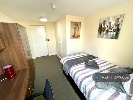 1 bedroom in a flat share to rent - Photo 2