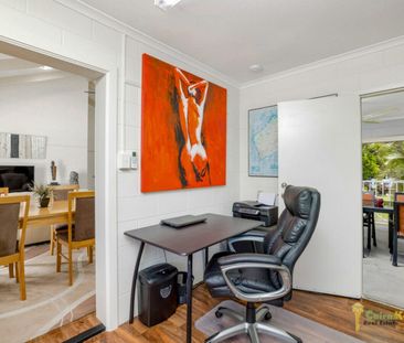 Beautifully Maintained Upstairs Unit In Outstanding Location!! - Photo 4