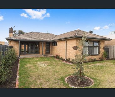 Coastal Comfort and Modern Style in the Heart of Aspendale - Photo 3