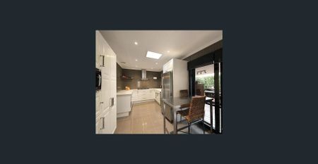 Charming Californian Bungalow in Prime Bentleigh Location - Photo 2