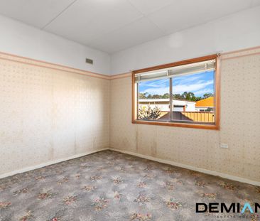 Three bedroom delight. Its convenient location makes it an easy dec... - Photo 2