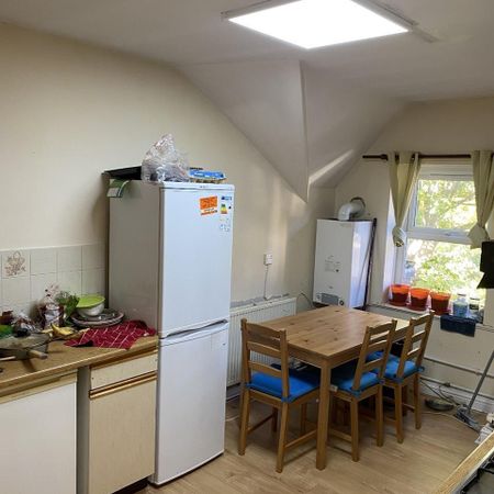 2 Bed Flat, North Hill Road, LS6 - Photo 3