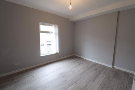 3 bedroom end of terrace house to rent - Photo 4