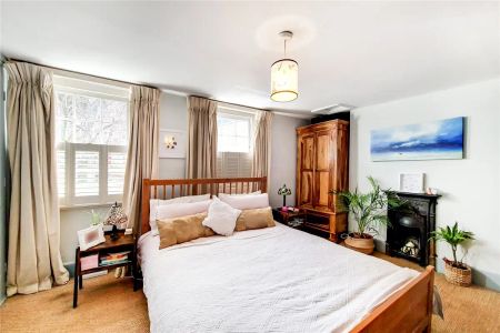 4 bedroom house in London - Photo 3