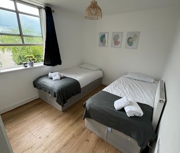 2 Bed Flat, The Carronades, SO14 - Photo 2