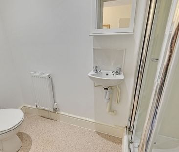 Spacious 4-Bed Ensuite Student Apartment with Large Gardens, Free P... - Photo 1