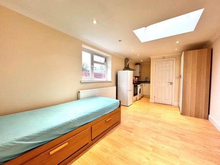 Studio to rent - Photo 2