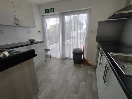 1 bedroom in a house share to rent - Photo 3