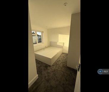 5 bedroom semi-detached house to rent - Photo 6