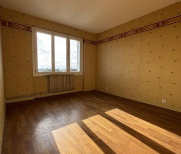 FOUGERES Bd Leclerc - Au 3ème étage avec BALCON. Lumineux apparteme... - Photo 5