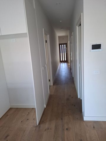 Near new townhouse, centrally located! - Photo 3