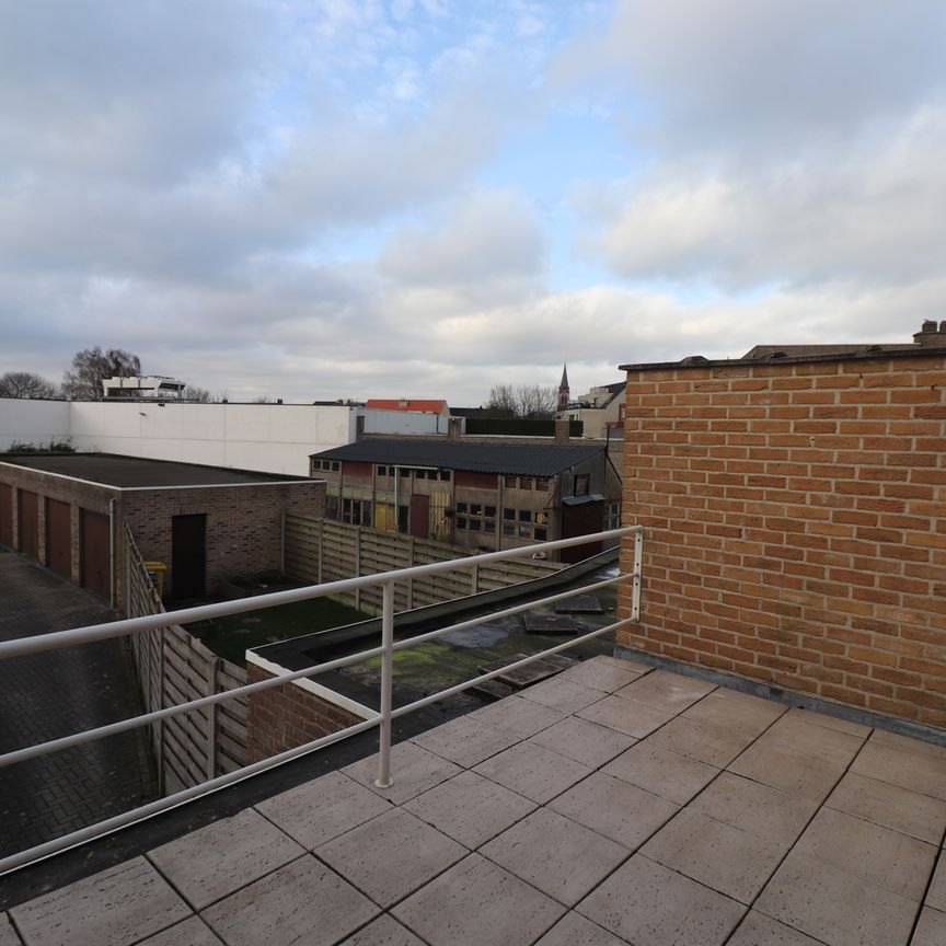 Een appartement op de 1ste verdieping met 2 slaapkamers, terras en garage. - Foto 1