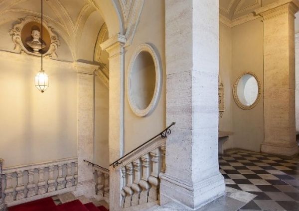 Center-Historic Jewish Quarter: Elegant apartment situated in beautiful Palazzo Nobiliare. Entrance, spacious living with original wood frescoed ceilings, large modern dining and kitchen, 4 bedrooms, 4 Baths, small terrace. #1527