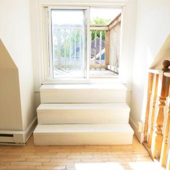 Spacious and Sunny 3.5 Bedroom Duplex - Photo 4