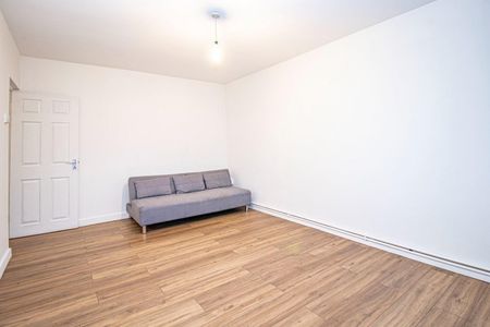 2 bedroom Flat To Let - Photo 3