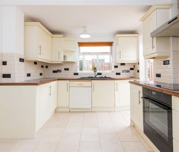 3 bed House - Mid Terrace To Let - Photo 3