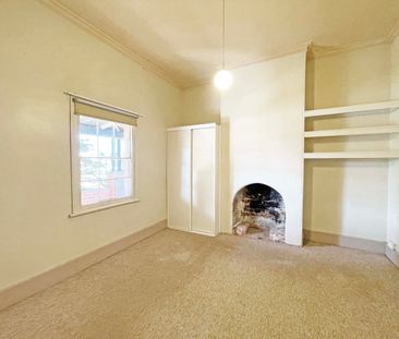 Charming Red Brick Cottage - Photo 1