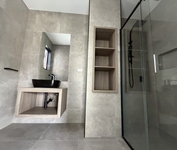 Bright & Spacious 3-Bedroom Home with Open-Plan Living - Photo 5