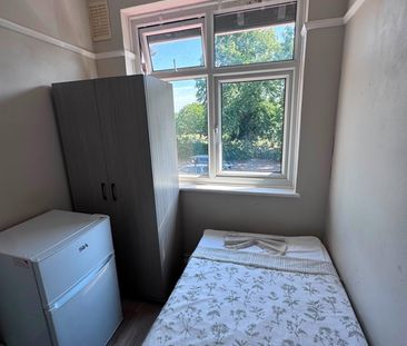 Room in a Shared House, White Hart Lane, N17 - Photo 1