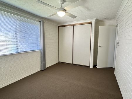 Large 2 bedroom unit in convenient location - Photo 2