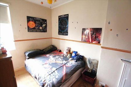 3 bedroom end of terrace house to rent - Photo 2