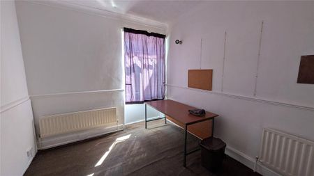 3 bedroom end of terrace house to rent - Photo 2