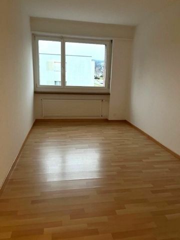 Tolle Familienwohnung zum guten Preis-Leistungs-Verhältnis mit sanierter Küche, neuem Bad und sonnigem Balkon - Photo 2