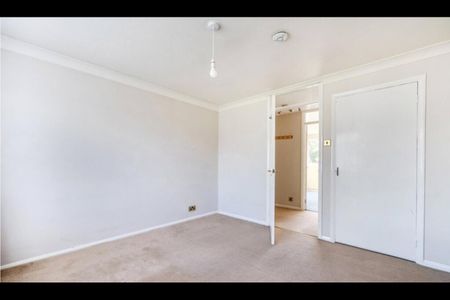 2 Bed Flat, Fulmead Road, RG30 - Photo 2