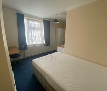 4 bedroom terraced house to rent - Photo 2