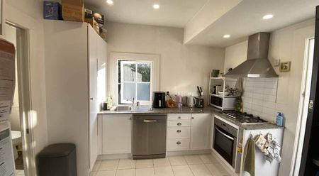 Beautiful 2 Bedroom Apartment - 2 Minutes to Beach - Photo 4