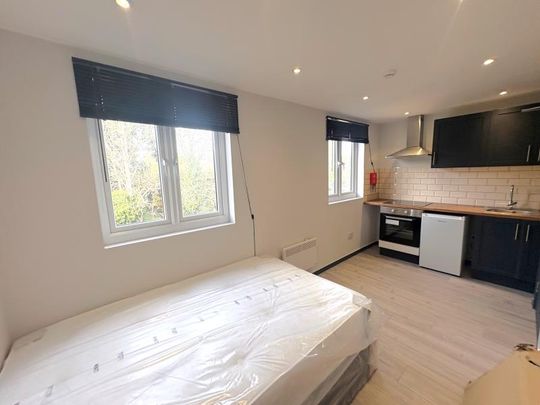 Raymond Crescent , Guildford, GU2 - Photo 1