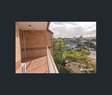 Spacious & Tidy Unit in Prime Carina Location - Photo 3