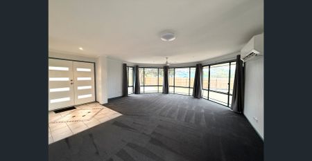 Large 5 Bedroom with Shed! - Photo 3