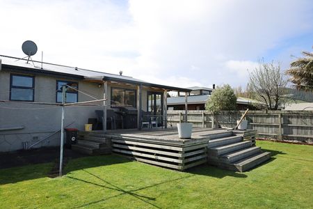 Country Living Made Easy – Sunny Home with Great Outdoor Space - Photo 4