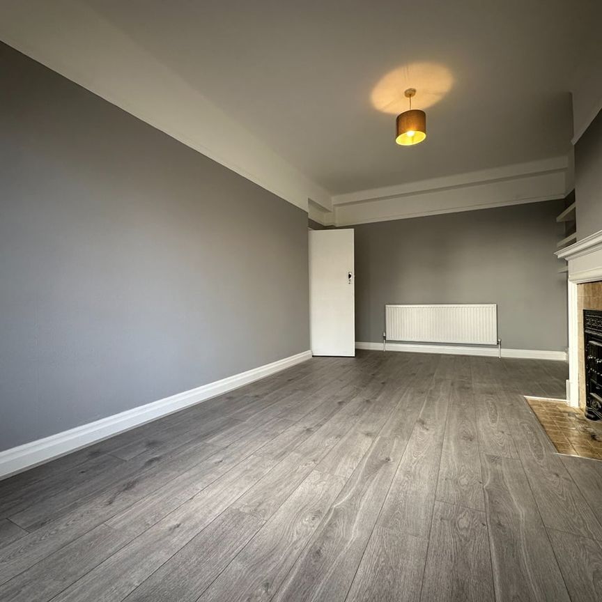 3 Bed Flat, Selwyn Court, SE3 - Photo 1