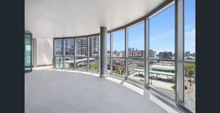 Luxury Three-Bedroom Residence in Civic Heart - Photo 2