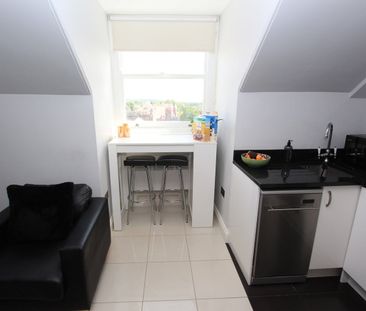 2 Bed Flat, Heath Street, NW3 - Photo 2