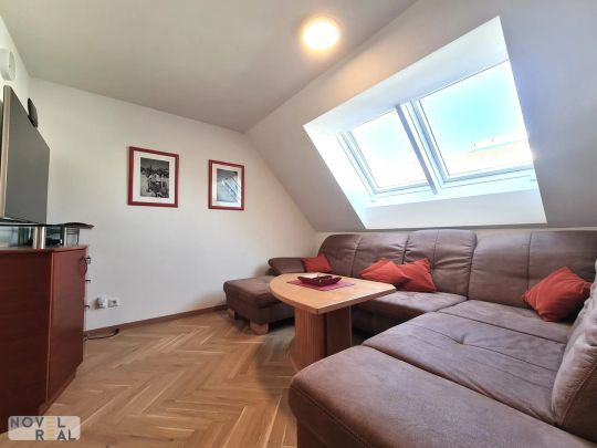 Charmante 3 Zimmer DG-Wohnung mit Terrasse in Gersthof wartet auf Sie! - Photo 1