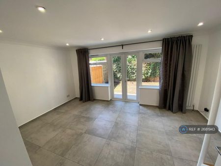 3 bedroom end of terrace house to rent - Photo 2