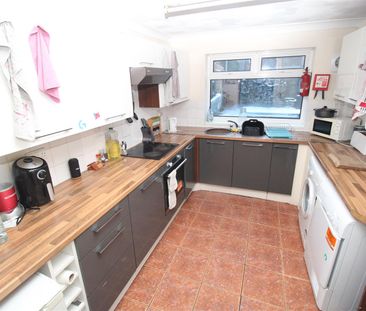 House - Terraced For Rent Birchwood Avenue, Pontypridd - Photo 5