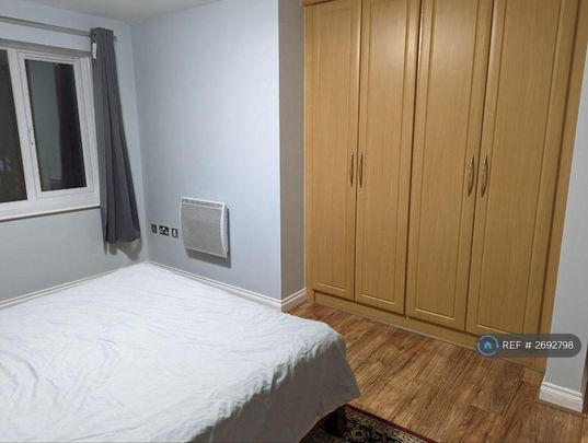 1 bedroom in a flat share to rent - Photo 1