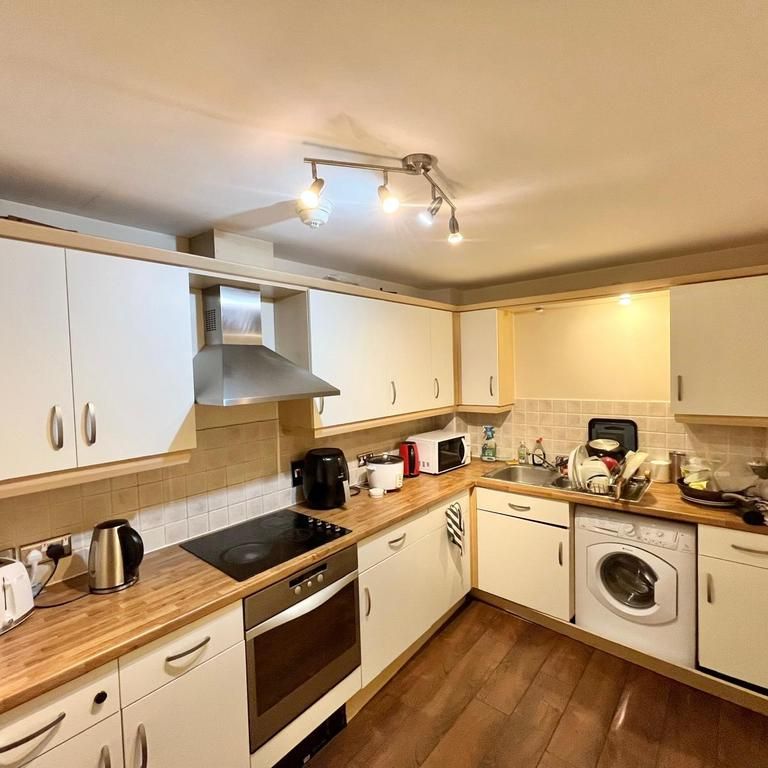 1 bedroom in a flat share to rent - Photo 1