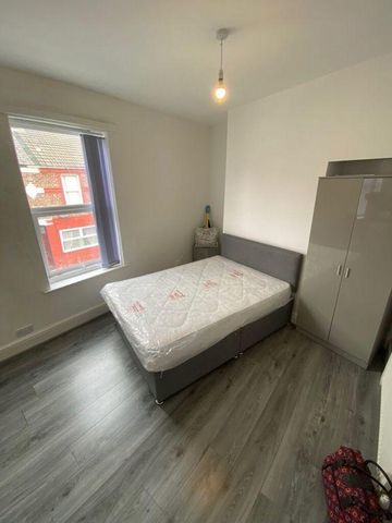 4 bedroom terraced house to rent - Photo 5