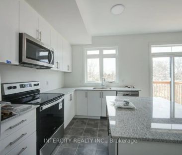 Condo Townhouse For Lease | X9049613 - Photo 2