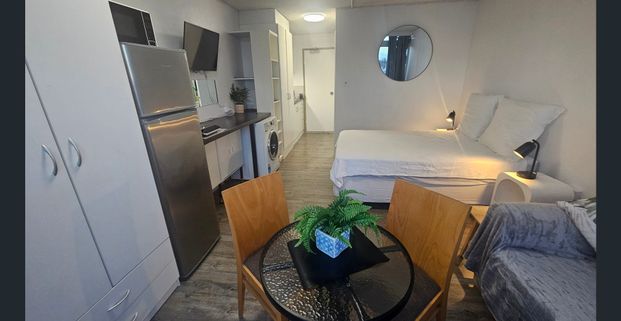 Renovated studio apartment on the Broadwater Southport! - Photo 1