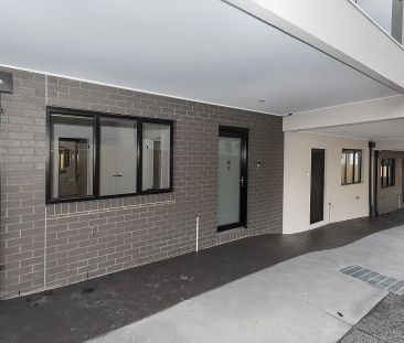 Ultra-modern home close to everything! - Photo 4